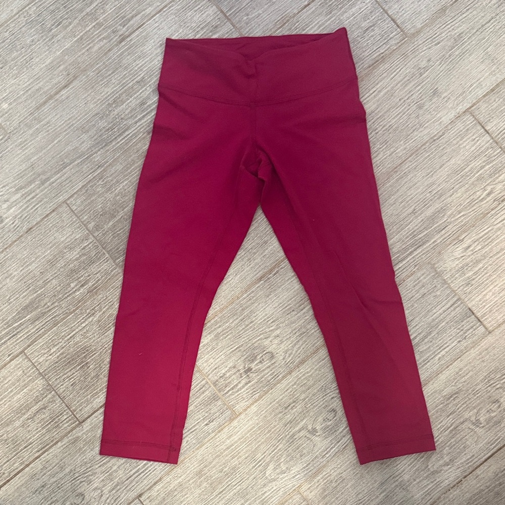 Size 4- old school lululemon- wonder train crop- luon